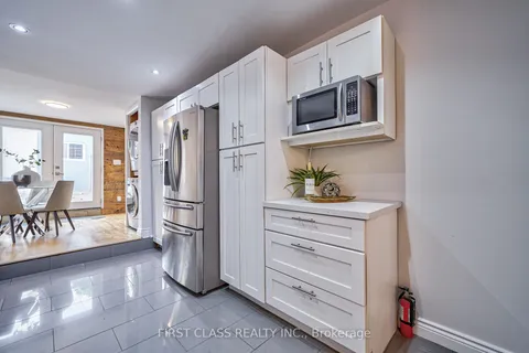 82 Wolseley St, Toronto, ON M5T 1A5