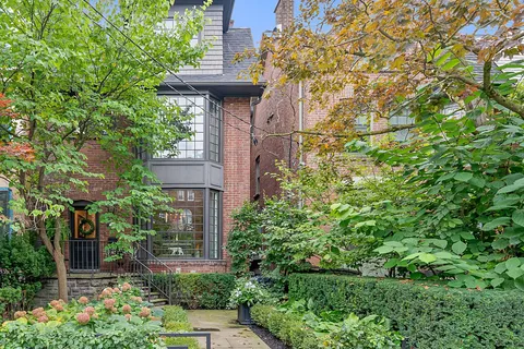 17 Roxborough St, Toronto, ON M5R 1T9