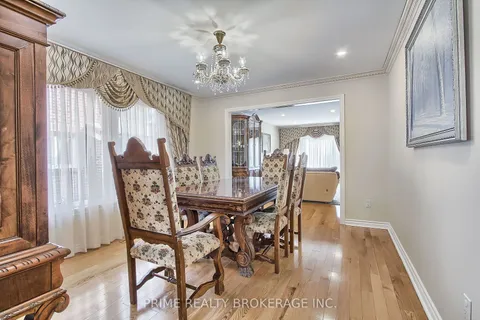 6 Carriage Lane, Toronto, ON M2R 3V6