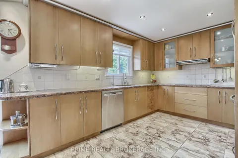 6 Carriage Lane, Toronto, ON M2R 3V6