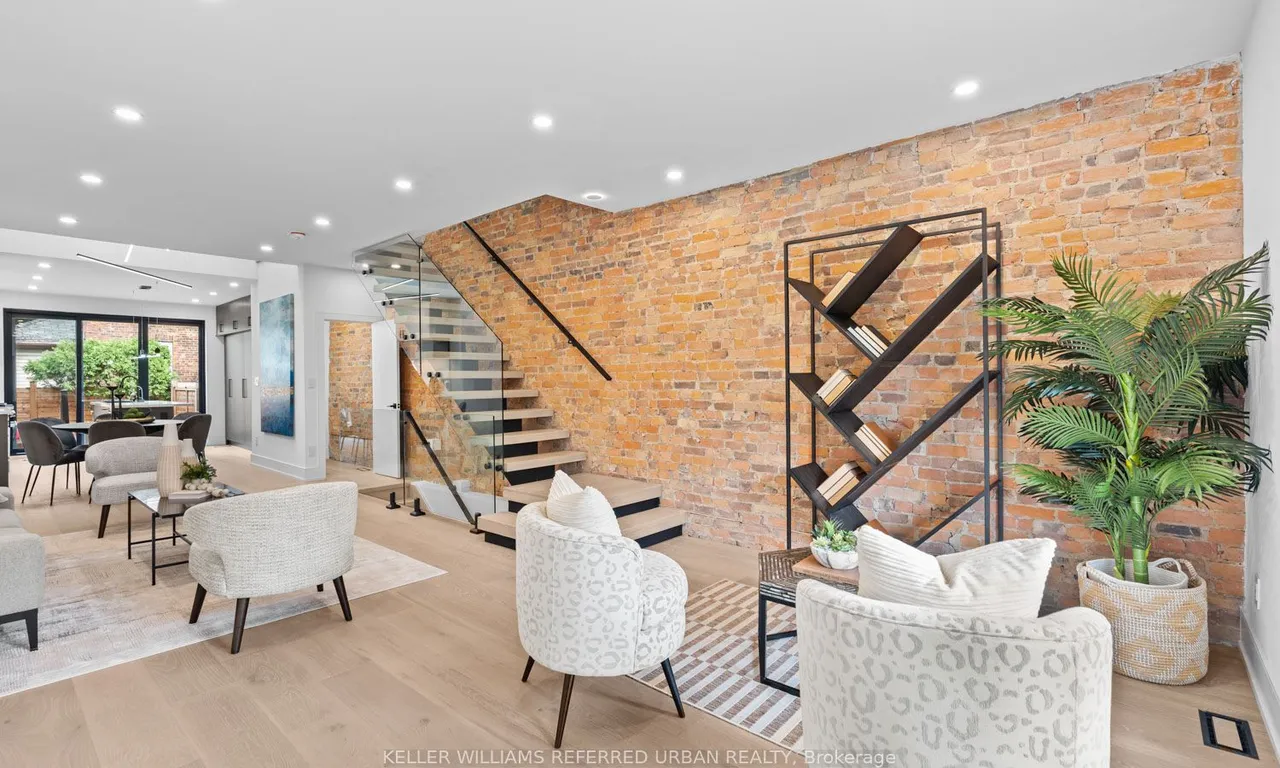 9 Beatrice St, Toronto, ON M6J 2T2