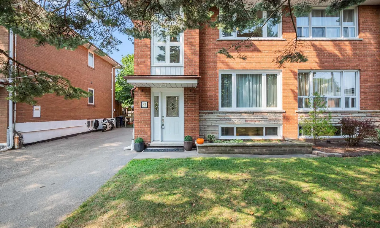 32 Daleside Cres, Toronto, ON M4A 2H6
