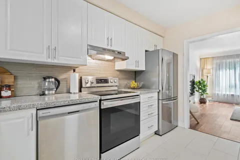 32 Daleside Cres, Toronto, ON M4A 2H6