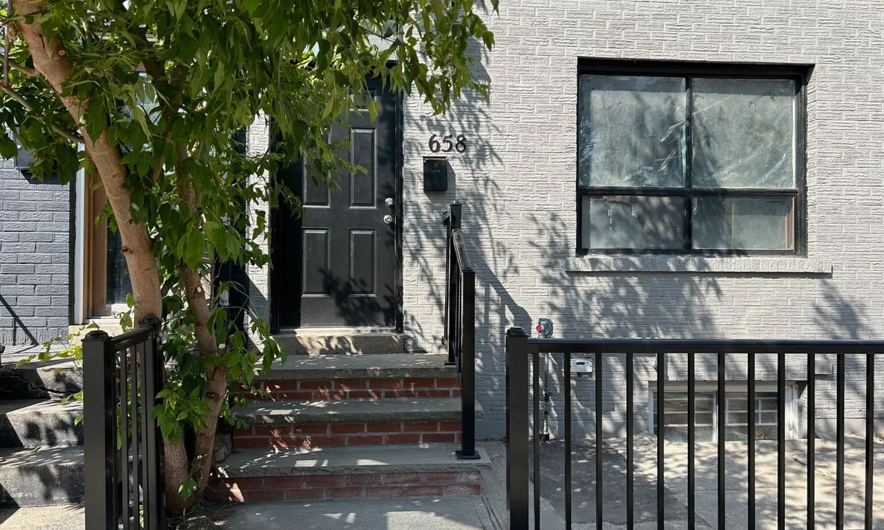 658 Dundas St, Toronto, ON M5T 1H9