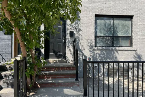 658 Dundas St, Toronto, ON M5T 1H9