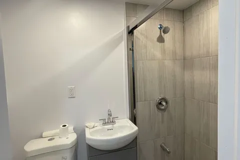 658 Dundas St, Toronto, ON M5T 1H9