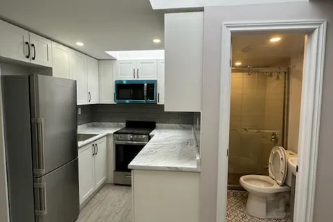 658 Dundas St, Toronto, ON M5T 1H9