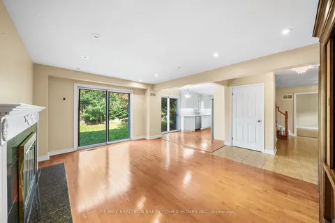 32 Barrydale Cres, Toronto, ON M3B 3E2