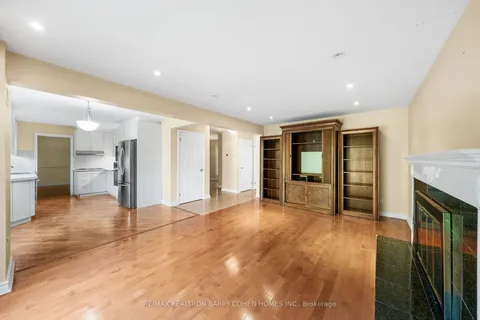 32 Barrydale Cres, Toronto, ON M3B 3E2