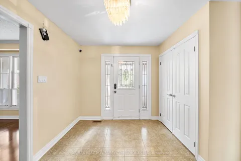 32 Barrydale Cres, Toronto, ON M3B 3E2