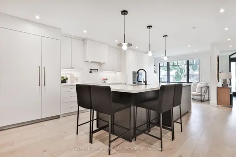 252 Yonge Blvd, Toronto, ON M5M 3J3