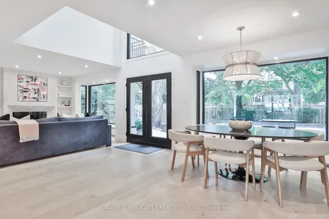 252 Yonge Blvd, Toronto, ON M5M 3J3