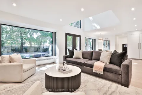 252 Yonge Blvd, Toronto, ON M5M 3J3