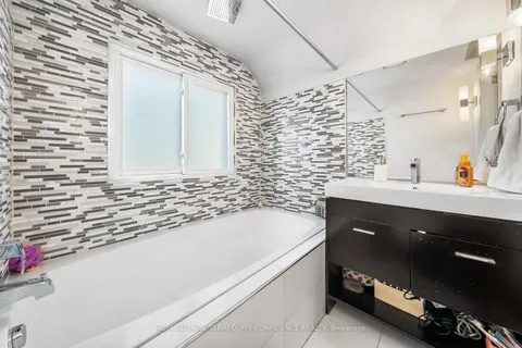 45 Glenborough Park Cres, Toronto, ON M2R 2G4