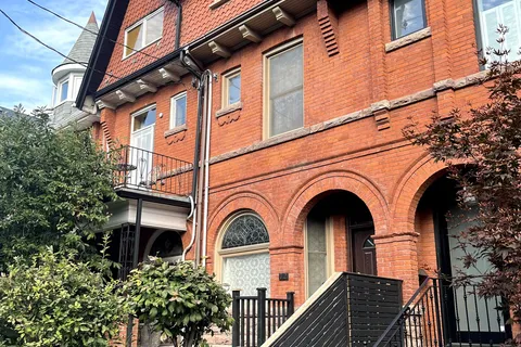 72 Oxford St, Toronto, ON M5T 1P1