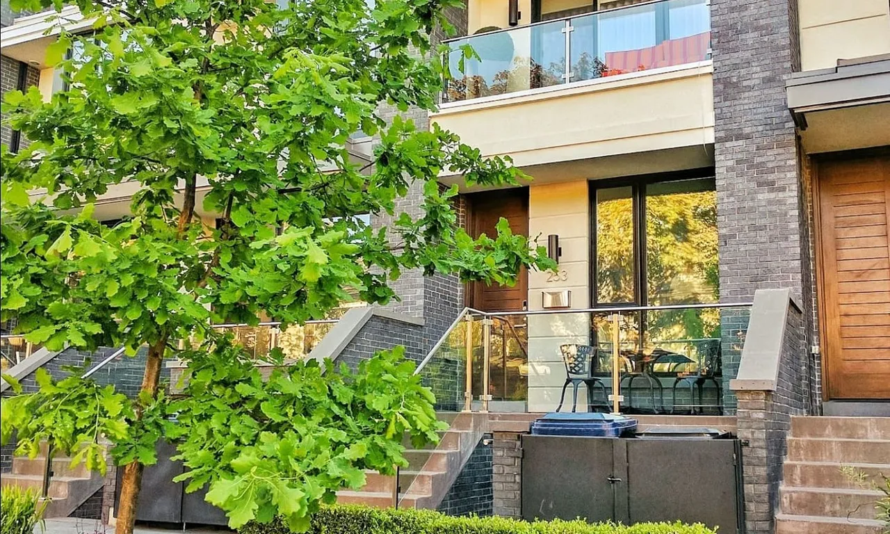 253 Roxton Rd, Toronto, ON M6G 3R1