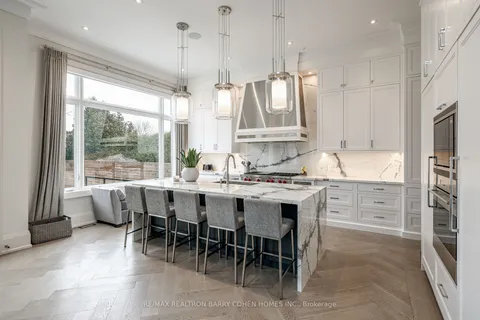 6 Stubbs Dr, Toronto, ON M2L 2R1