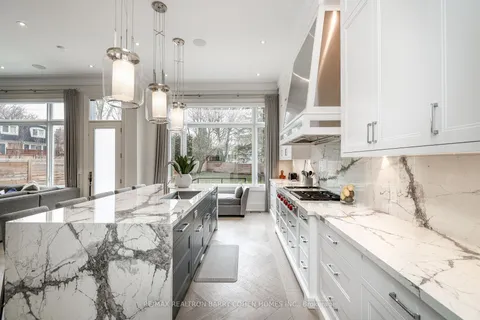 6 Stubbs Dr, Toronto, ON M2L 2R1