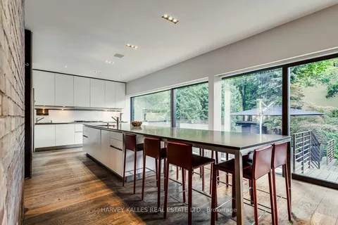 11 Shorncliffe Ave, Toronto, ON M4V 1S9