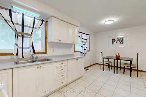 2 Taverly Rd, Toronto, ON M2J 4E5