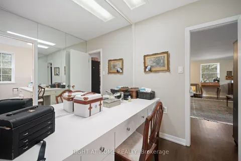 1 Toba Dr, Toronto, ON M2L 2Y1