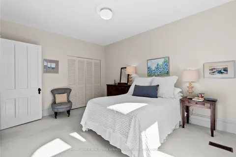 136 Collier St, Toronto, ON M4W 1M3