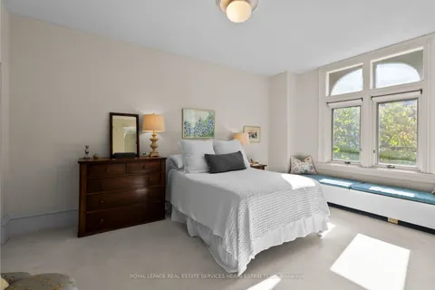 136 Collier St, Toronto, ON M4W 1M3
