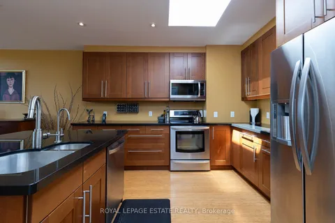 432 Queen St, Toronto, ON M5A 1T4