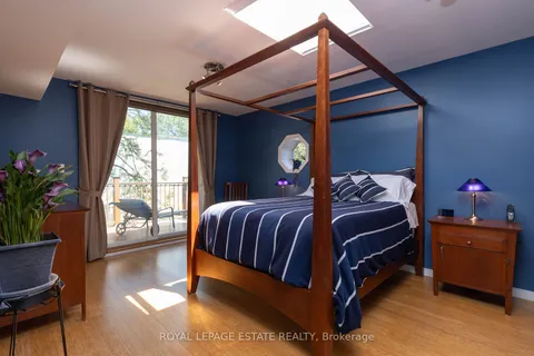 432 Queen St, Toronto, ON M5A 1T4