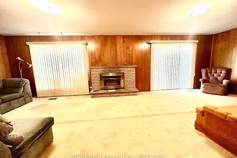 32 Colonnade Rd, Toronto, ON M2K 2L5