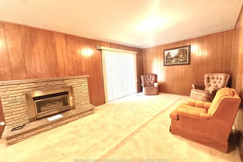 32 Colonnade Rd, Toronto, ON M2K 2L5