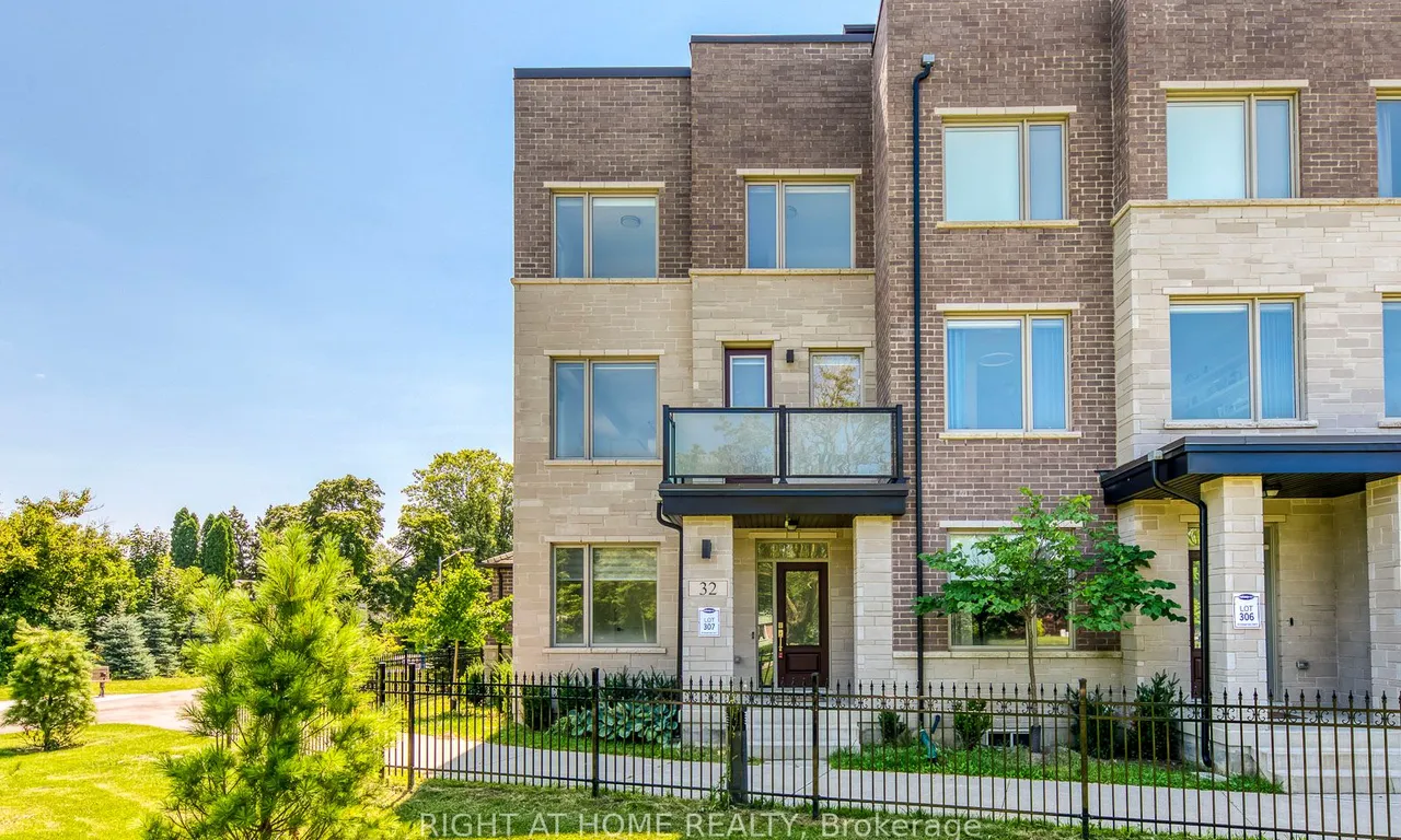 32 Chinook Tr, Toronto, ON M3B 0B4