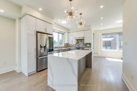 32 Chinook Tr, Toronto, ON M3B 0B4