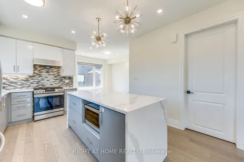 32 Chinook Tr, Toronto, ON M3B 0B4