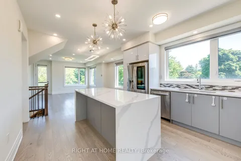 32 Chinook Tr, Toronto, ON M3B 0B4