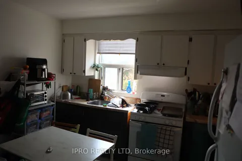 993 Dundas St, Toronto, ON M6J 1W4