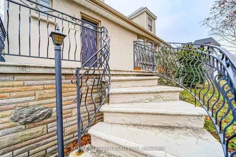 599 Conacher Dr, Toronto, ON M2M 3M9