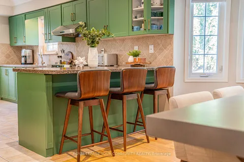 24 Abbeywood Tr, Toronto, ON M3B 3B3