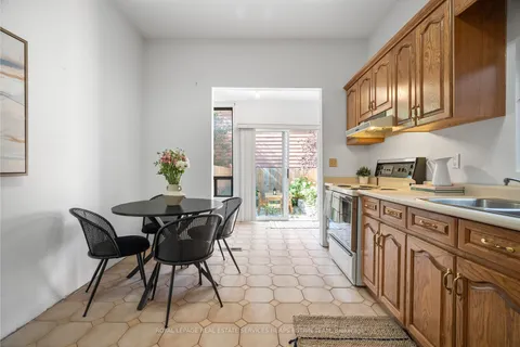 28 Tecumseth St, Toronto, ON M5V 1C6