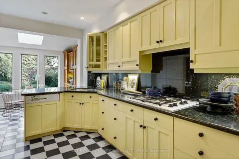 277 Crawford St, Toronto, ON M6J 2V7