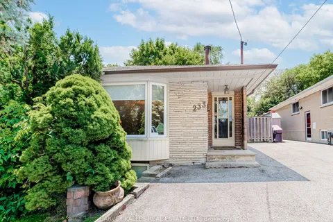 233 Woodsworth Rd, Toronto, ON M2L 2T5
