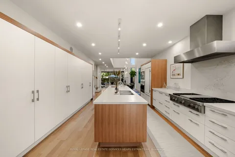 102 Robert St, Toronto, ON M5S 2K3