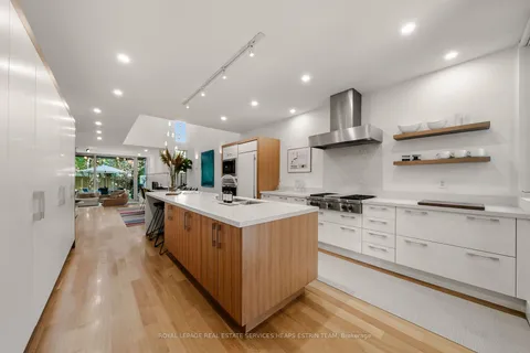 102 Robert St, Toronto, ON M5S 2K3