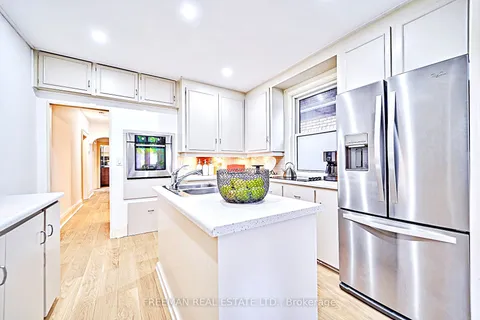 30/32 Wells St, Toronto, ON M5R 1P2