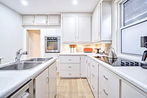 30/32 Wells St, Toronto, ON M5R 1P2