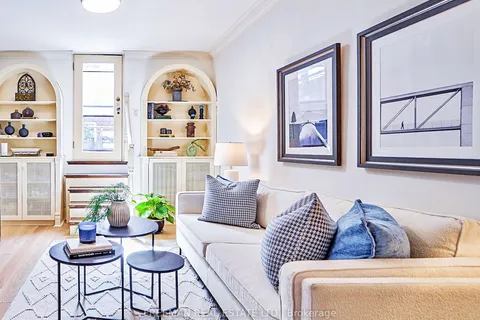 30/32 Wells St, Toronto, ON M5R 1P2