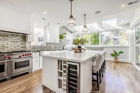 30 Broadleaf Rd, Toronto, ON M3B 1C2