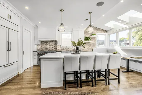 30 Broadleaf Rd, Toronto, ON M3B 1C2