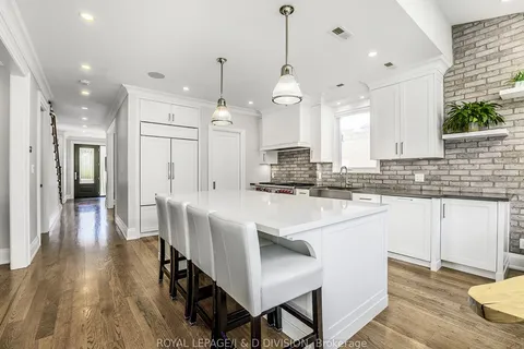 30 Broadleaf Rd, Toronto, ON M3B 1C2