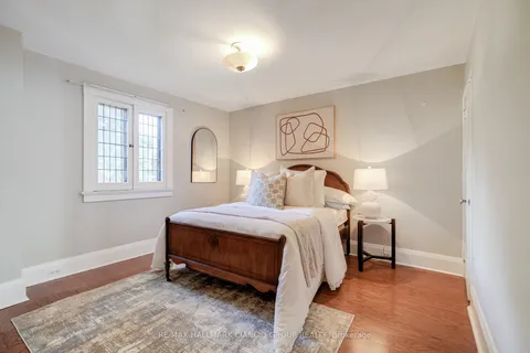 325 Mount Pleasant Rd, Toronto, ON M4T 2C3